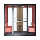 Akoestische overlegruimte met houten wandpanelen